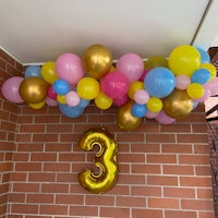 a balloon garland with the number 3 on it