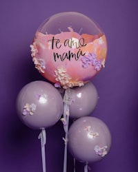 a bunch of balloons with the word mama on them