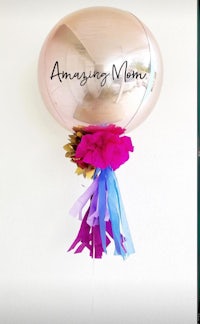 a balloon with the word amazing mom on it